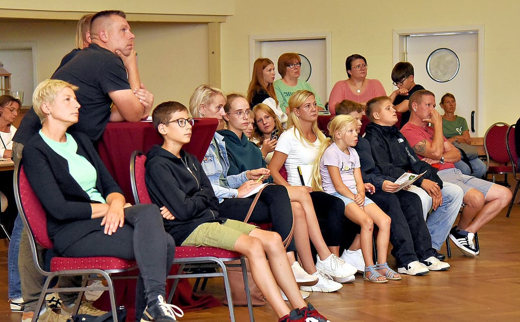 Das Interesse an der Jugendweihe ist ungebrochen hoch. Entsprechend viele Interessenten kamen Mittwoch in den Altmarksaal, um sich zu informieren. Da die Plätze an den Tischen nicht ausreichten, wurden weitere Sitzreichen eröffnet.