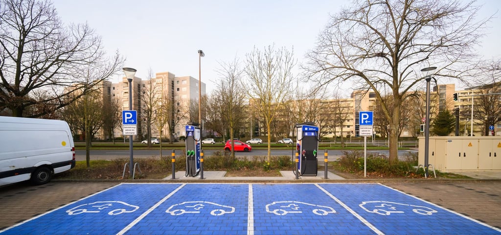 Leere Parkplätze für Elektroautos
