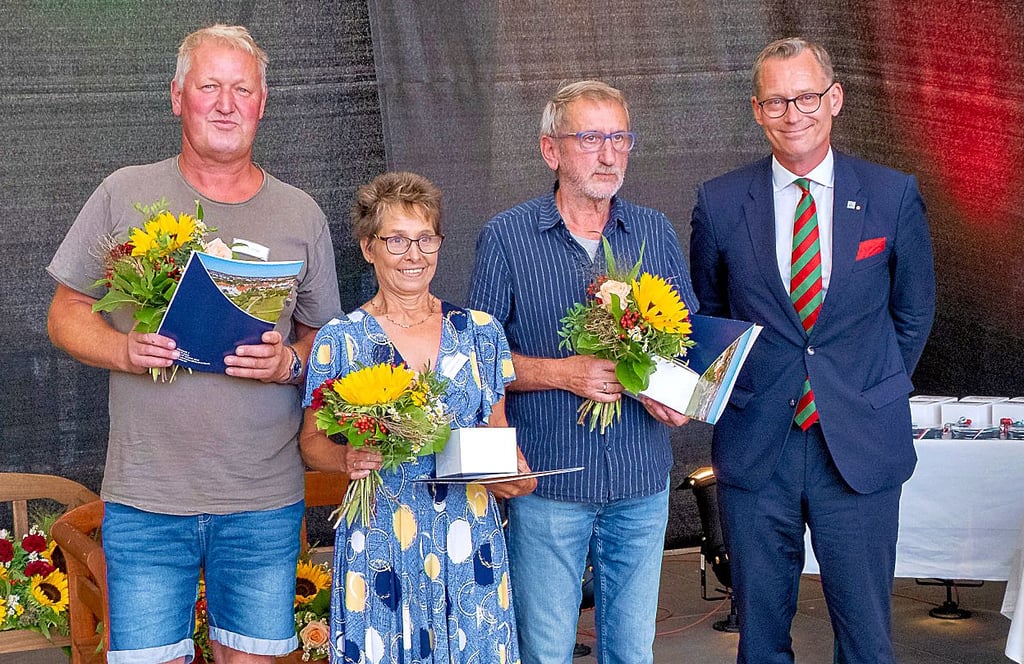 Ehrenamtliche im Schlosspark geehrt: Mario Srega, Dagmar Eckert, Reiner Eckel und OB Christian Thieme (von links).