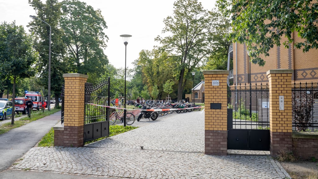 Die Schule wurde abgesperrt. Rund 180 Schüler befinden sich beim Haus Melanchthon auf dem Innenhof.