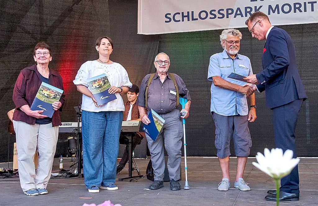 Ehrenamtliche im Schlosspark geehrt: Ute Pfauter, Liudmyla Kapustina, Gerhard Mühlstein, Reiner Deutrich (von links), rechts: OB Christian Thieme.
