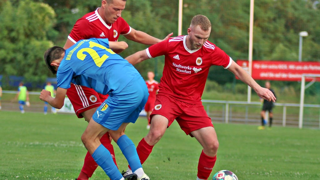 Der SV 09 Staßfurt um Steven Stachowski (hinten links) und Maurice Hertel kämpfte sich gegen den Haldensleber SC in die Partie, musste sich letztlich aber trotzdem unglücklich geschlagen geben.