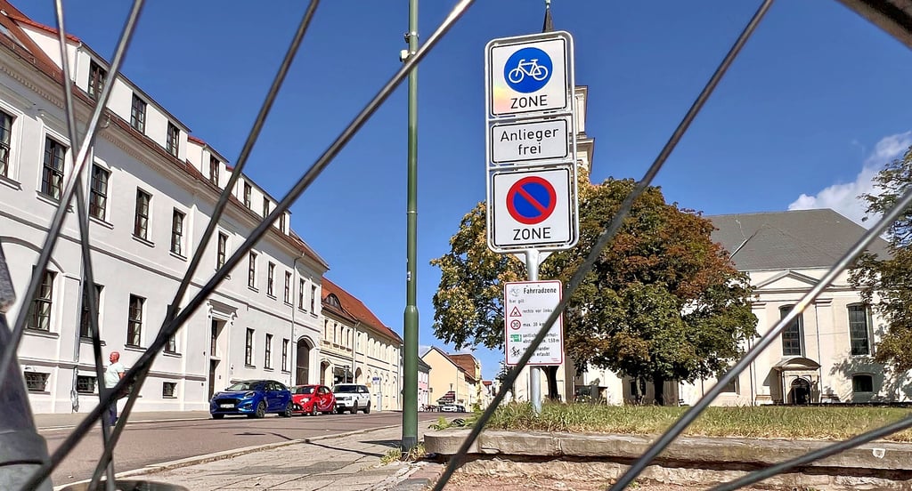Die Johannisstraße ist jetzt eine „Fahrradzone“. Doch viele Dessauer sind sich unsicher, welche Regeln dort gelten.