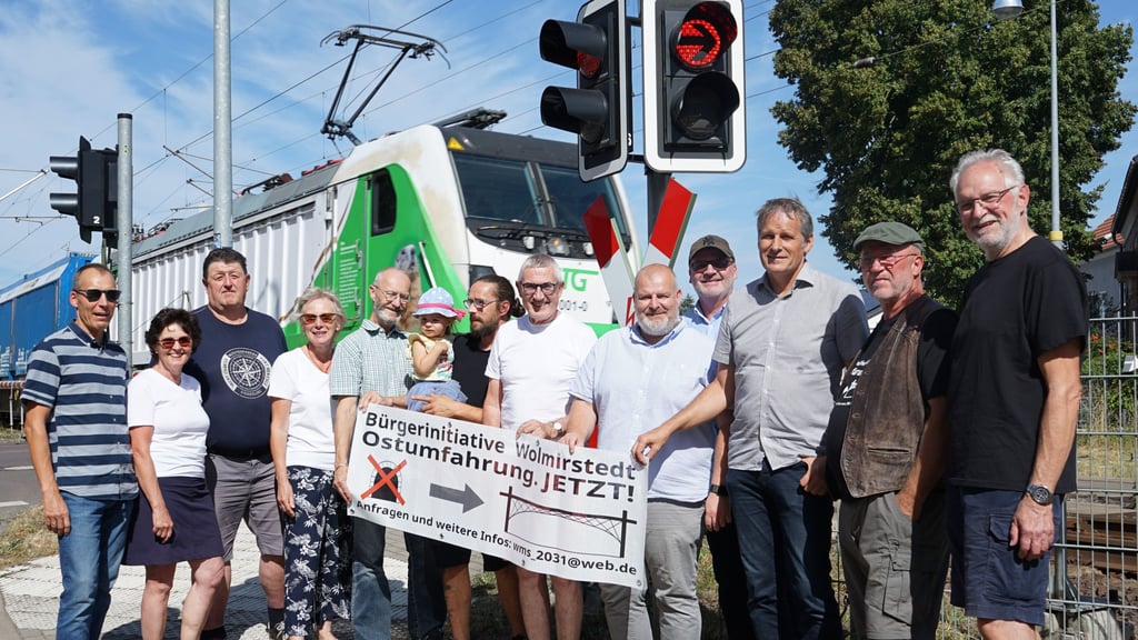 Strahlende Gesicher bei den Mitgliedern der Bürgerinitiative „Ostumfahrung. Jetzt!“ um Lutz Kleinsorge (6.v.r.): Die Brücke kommt.