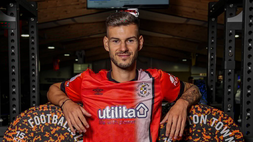 Tom Krauß bei seiner Vorstellung bei Luton Town.