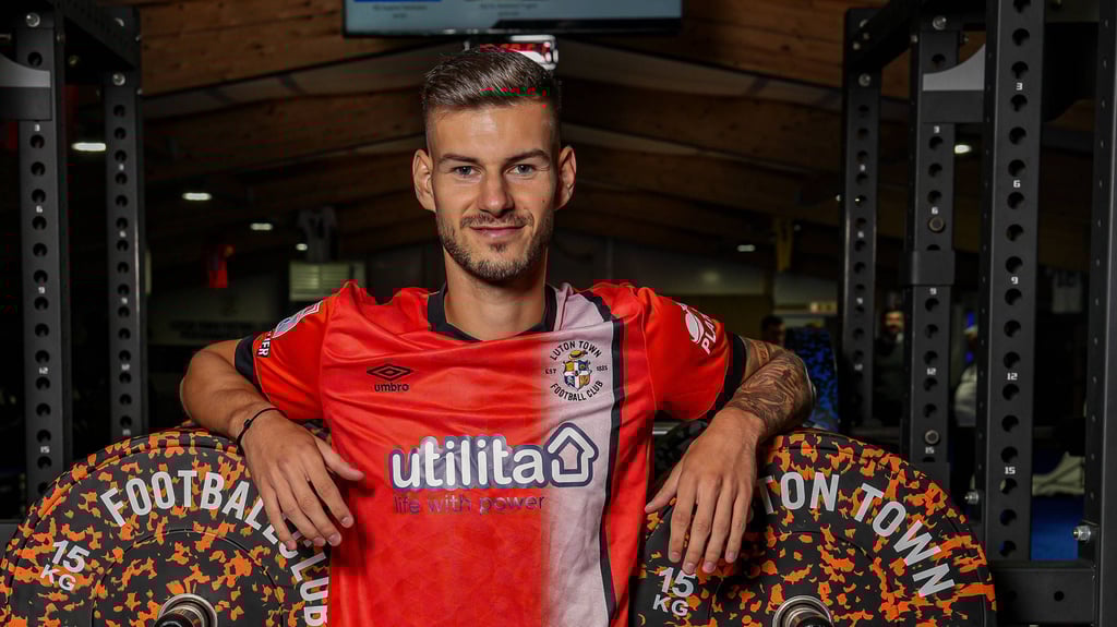 Tom Krauß bei seiner Vorstellung bei Luton Town.