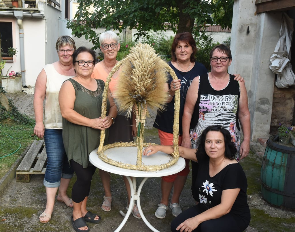 Die "Rosenburger Knipperweiber" fertigen eine Erntekrone für den Magdeburger Dom.