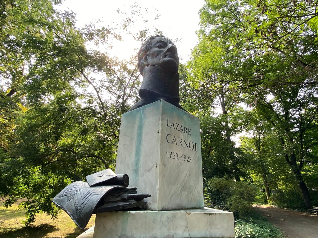Bislang Unbekannte hatten versucht, Teile der Bronzeskulptur "Lazare Carnot", die im Nordpark in Magdeburg steht, zu stehlen.