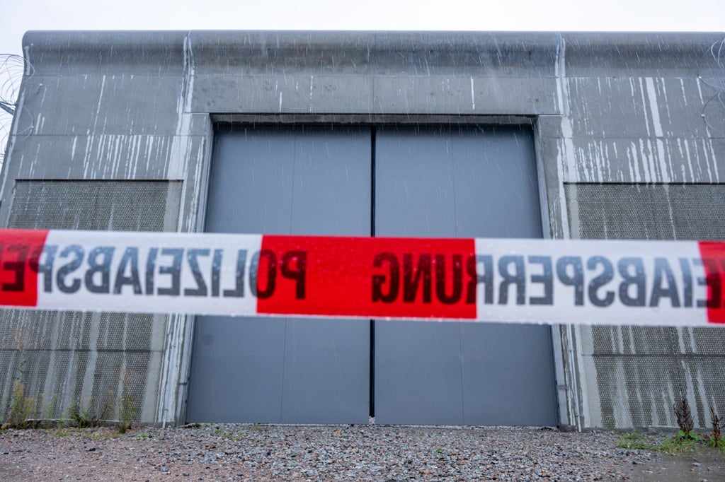 Absperrband vor dem Tor des Bezirkskrankenhauses Straubing. Aus dieser geschlossenen Einrichtung gelang den Straftätern die Flucht.