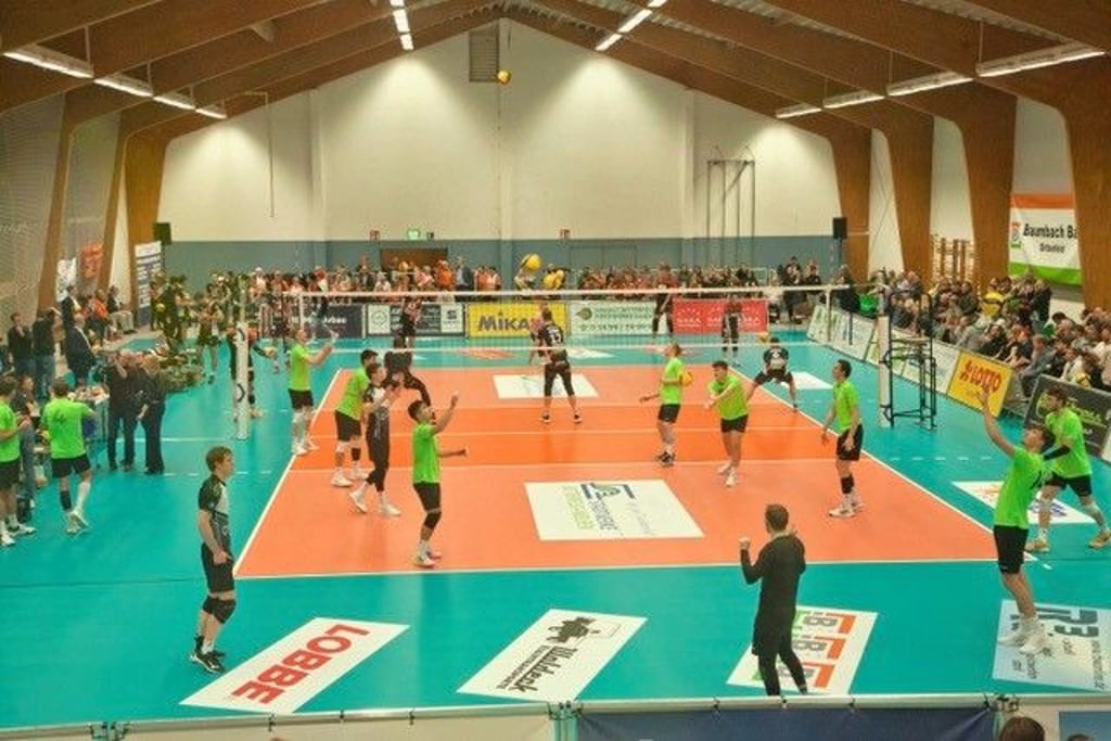 Der VC Bitterfeld Wolfen (in grün) spielt derzeit einer Dorfturnhalle.