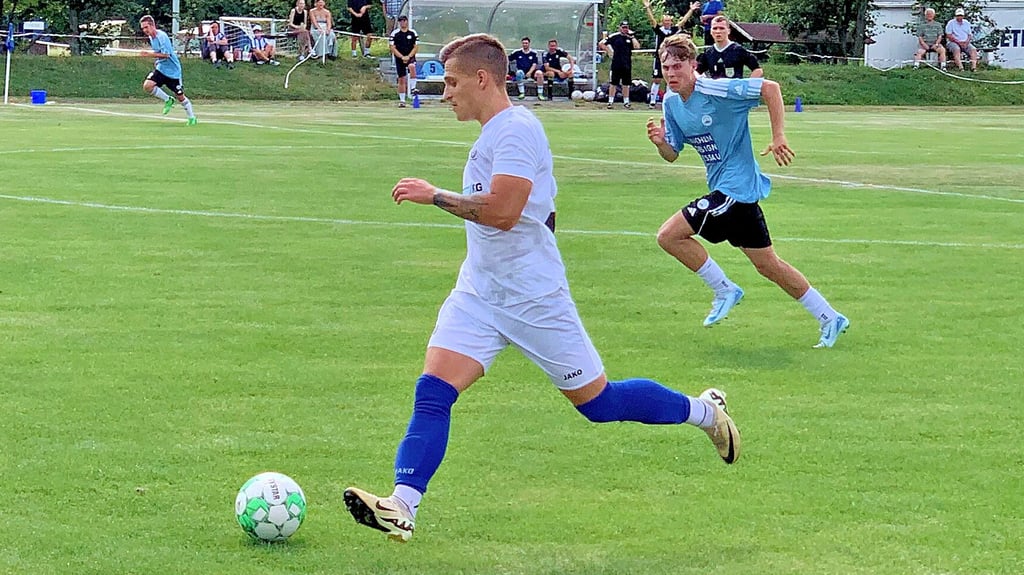 Die Oberröblinger um Florian Cepa (weiß) wollen am Samstag zu Hause gegen Freyburg gewinnen und die ersten drei Punkte der Saison in der Landesklasse 6 einfahren.