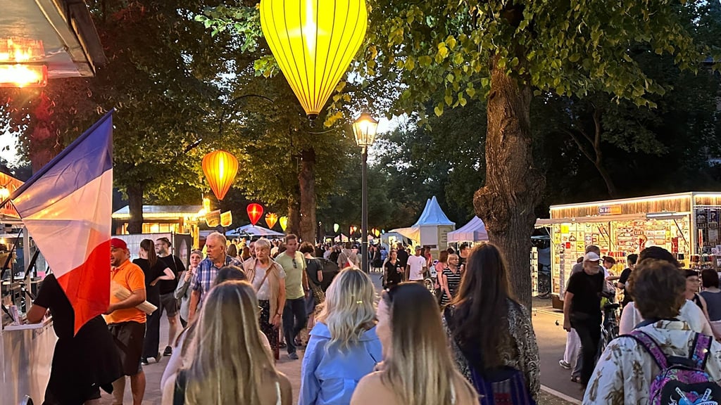 Am Riveufer sind zum Laternenfest 2024 am Freitagabend einige Besucher unterwegs.