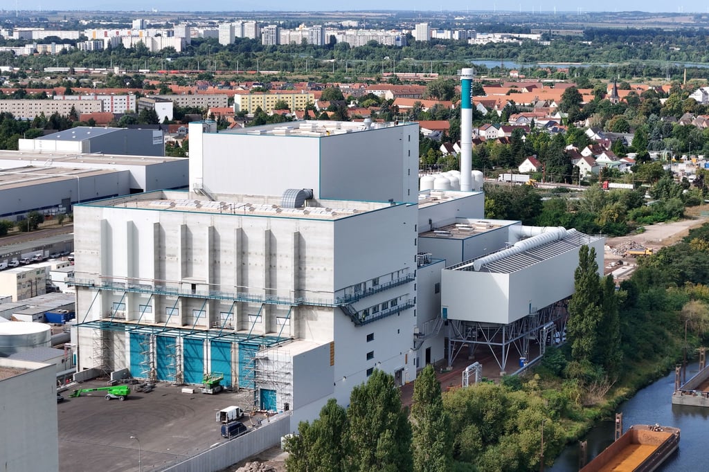 Mit der Inbetriebnahme einer dritten Verbrennungsanlage erhöht sich die Kapazität des Magdeburger Müllheizkraftwerks Rothensee auf mehr als 975.000 Tonnen pro Jahr und ist damit deutschlandweit die größte.