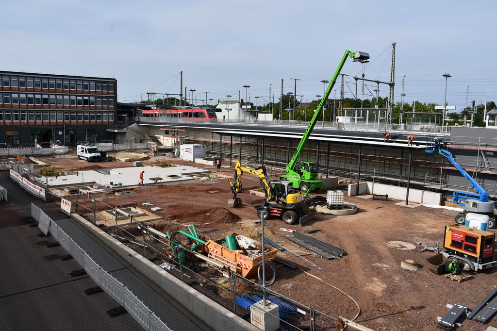 Der Kölner Platz am Magdeburger Hauptbahnhof wird seit 2022 umgestaltet. Die Fertigstellung verzögert sich beträchtlich.
