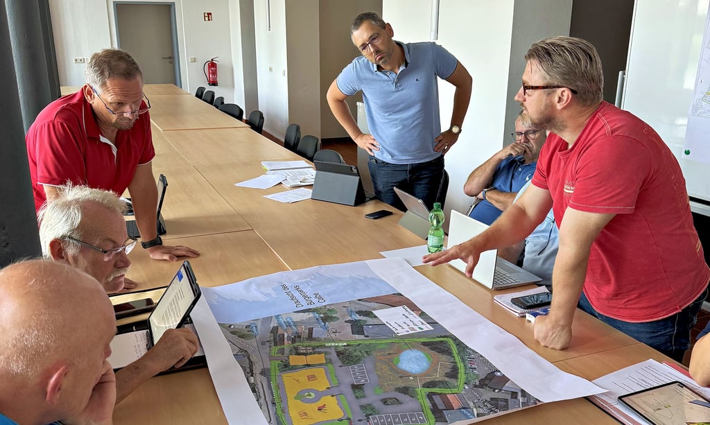 Bürgermeister Sven Hause (r.) diskutiert mit den Stadträten den Entwurf für einen Bürgerpark während der Sitzung des Bauausschusses.