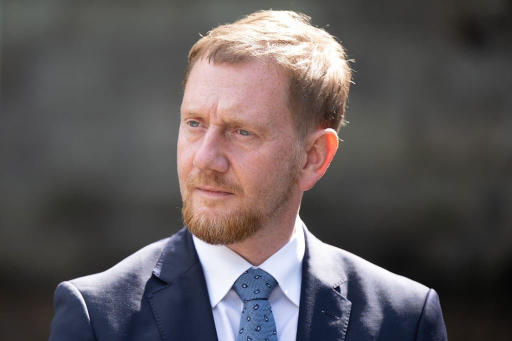 MIchael Kretschmer (CDU) will Ministerpräsident in Sachsen bleiben. Seine CDU liegt auf Platz eins, doch die AfD ist ihr auf den Fersen.