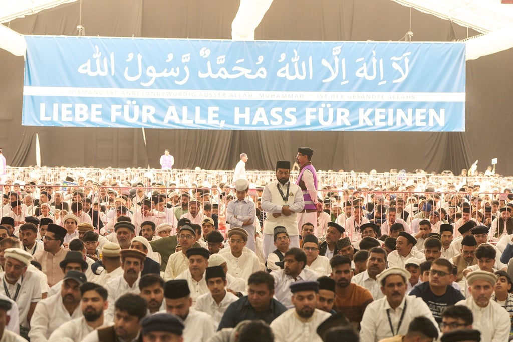 Zum Gebet und für die Ansprachen kommen die Gläubigen in großen Zelten zusammen.