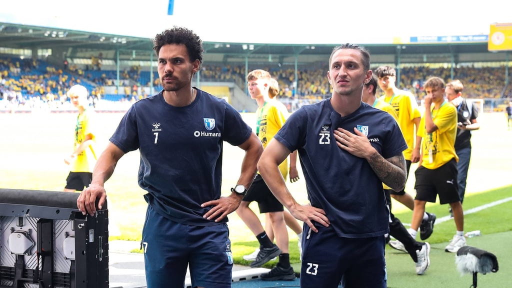 Herbert Bockhorn nach Spielende in Braunschweig mit Baris Atik: Der FCM-Profi wurde inzwischen wegen eines Kreuzbanrisses operiert.