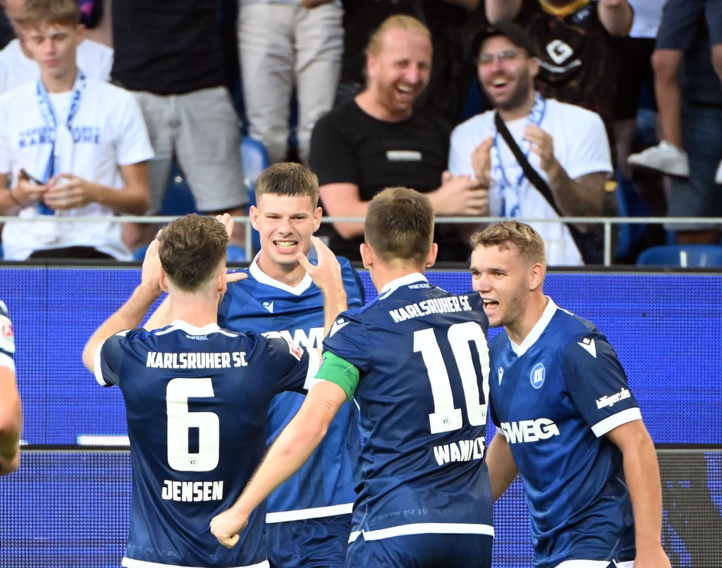 Andrin Hunziker (2. v. l.) führte den Karlsruher SC zu einem hart erkämpften Sieg gegen die SV Elversberg.