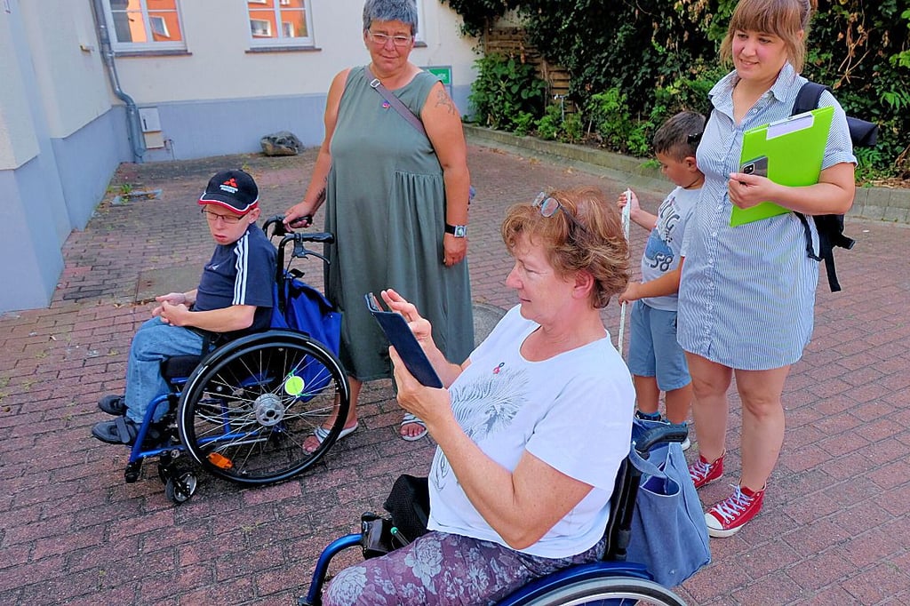 Hinter dem Jessener Rathaus wird der schwere Zugang zur Behindertentoilette von Barbara Kaiser sofort in der App vermerkt.