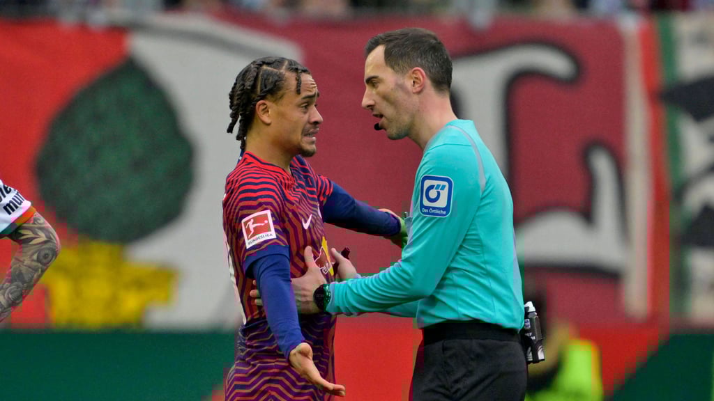 Xavi Simons von RB Leipzig regt sich bei Schiedsrichter Benjamin Brand auf.