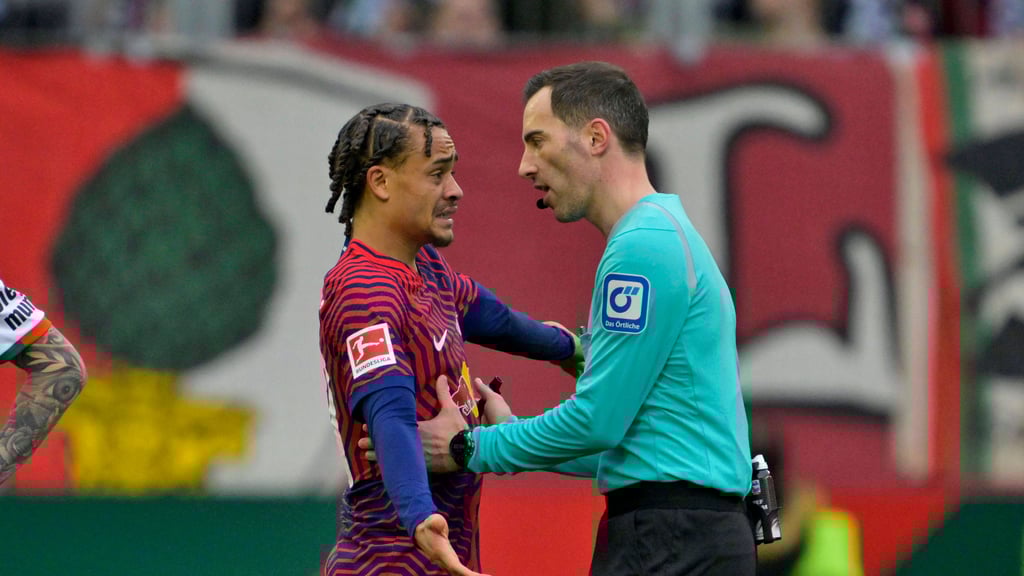 Xavi Simons von RB Leipzig regt sich bei Schiedsrichter Benjamin Brand auf.