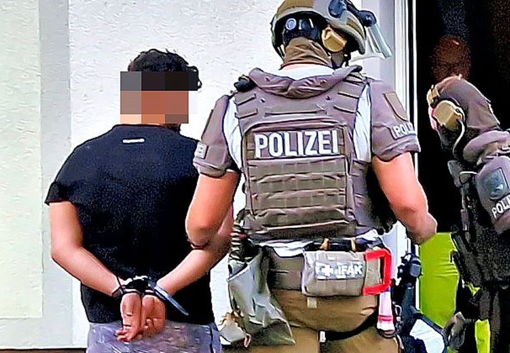 Der Täter wird vorläufig festgenommen.