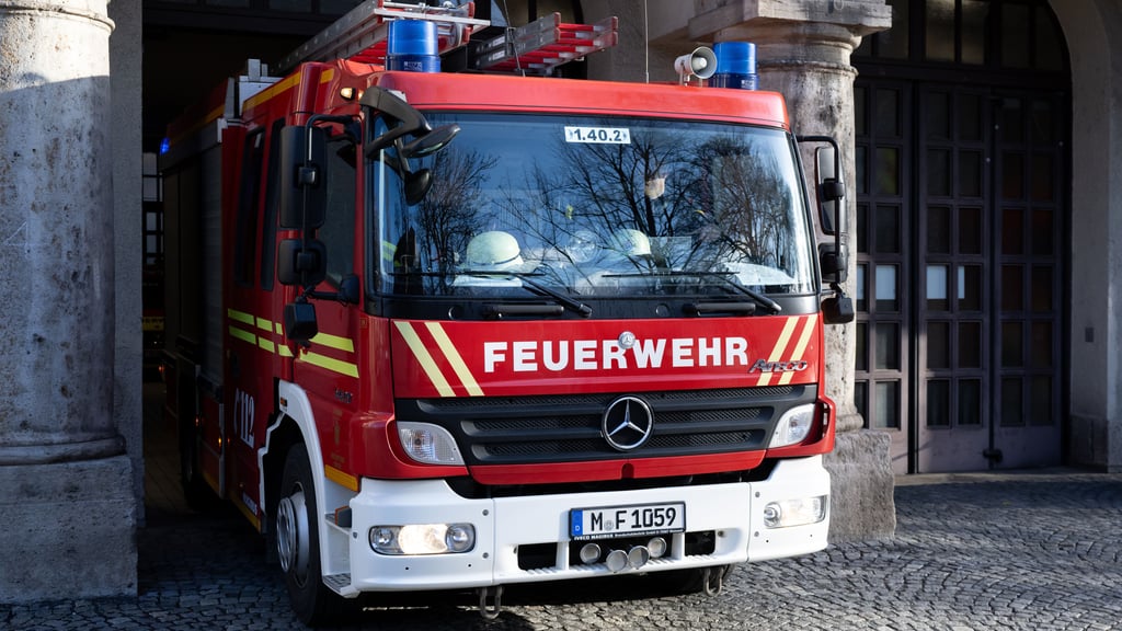 In einem Mehrfamilienhaus in Halle haben am Freitag in den frühen Morgenstunden Kellerboxen gebrannt.
