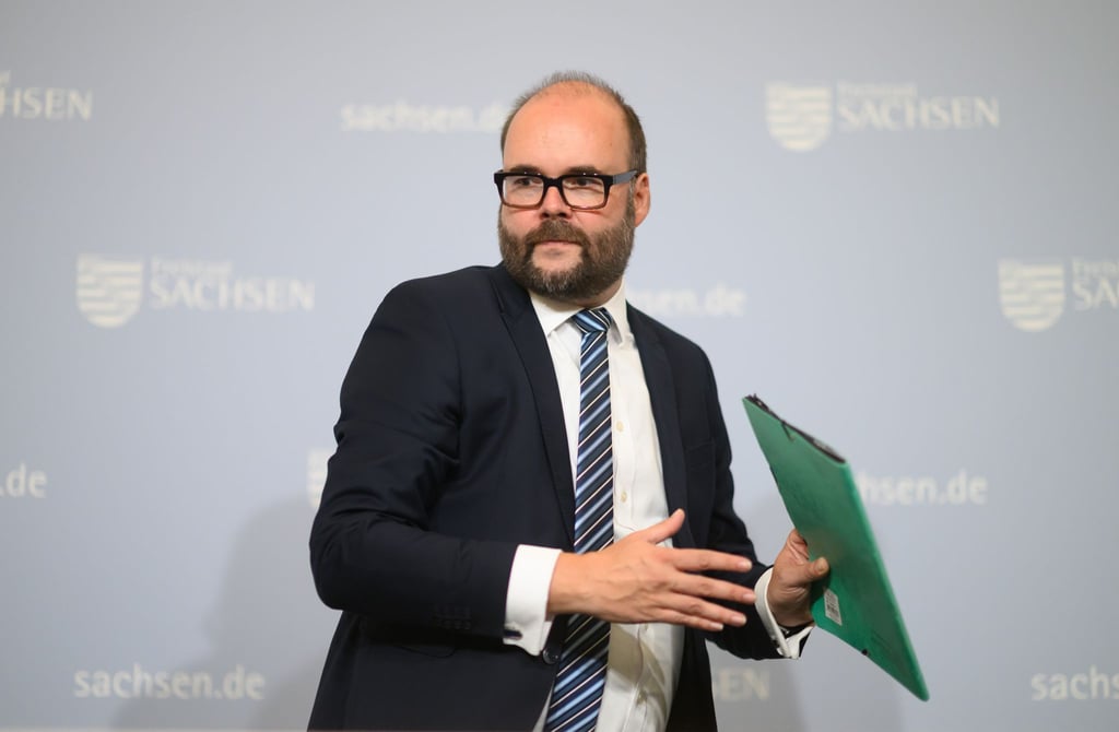 Kultusminsiter Piwarz will Schulleitungen mit dem Pilotprjekt stärken. (Archivbild)
