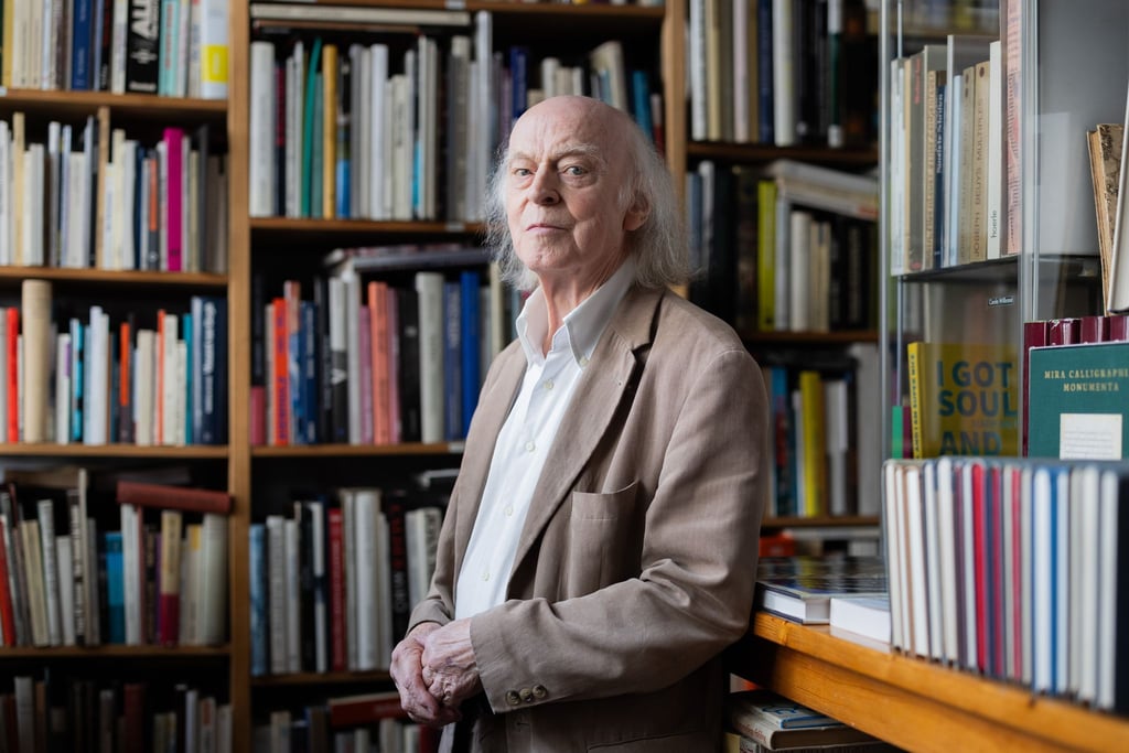 Antiquar Klaus Willbrand ist mit 83 Jahren zu einem Internet-Phänomen geworden.