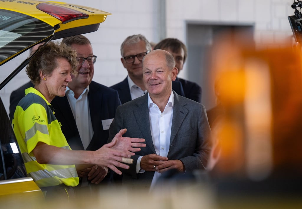 Scholz ließ sich die Ausrüstung der ADAC-Pannenhilfe zeigen.
