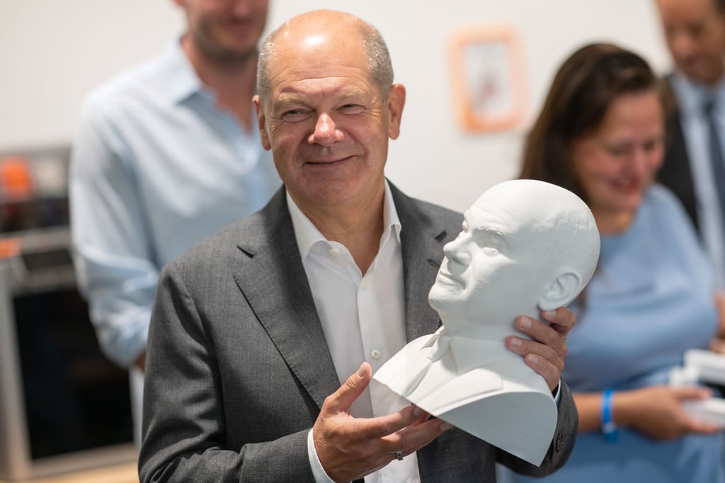 Mit eigener Büste aus dem 3-D-Drucker: Kanzler Olaf Scholz (SPD) im Hasso-Plattner-Institut.