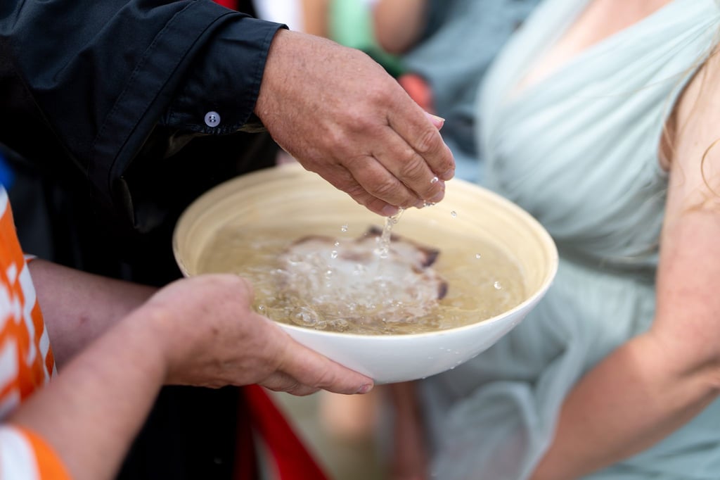 48 Menschen lassen sich am Südstrand taufen.