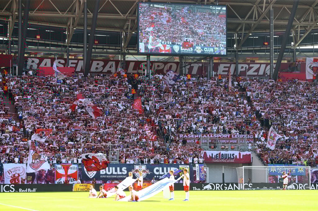 Verwaistes Capo-Podest zu Spielbeginn: Fanblock von RB.
