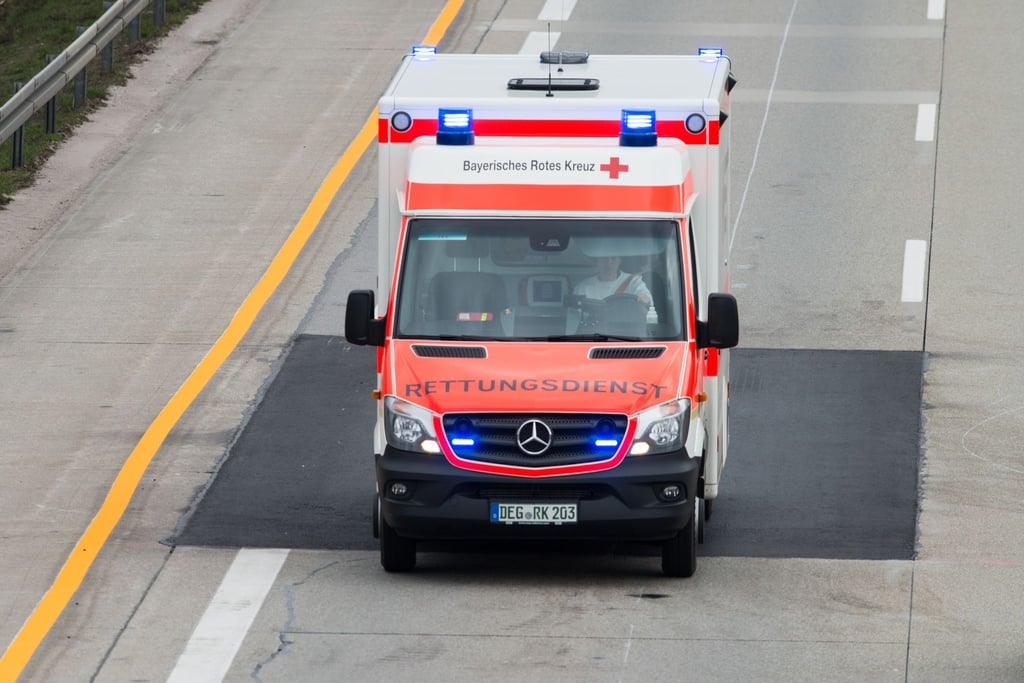Bei einem Verkehrsunfall auf der B73 wird ein Teenager schwer verletzt.