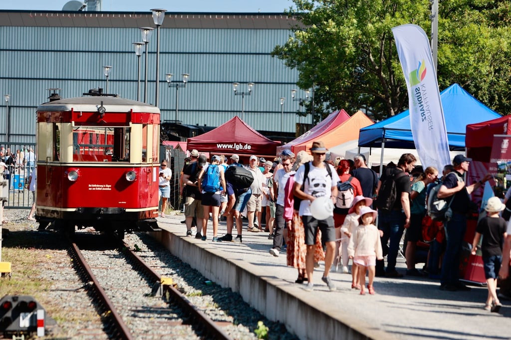 Das 125. Jubiläum der Harzquer- und Brockenbahn hat Tausende Besucher angelockt.