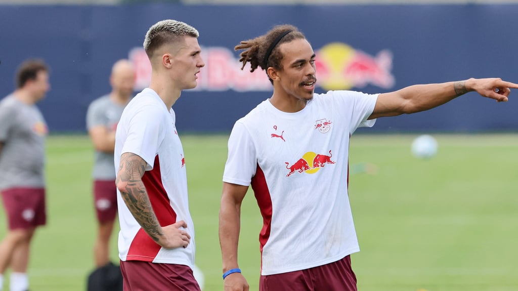Mentor für die jungen Kollegen: Yussuf Poulsen (r.) mit Benjamin Sesko.