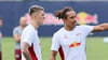 Mentor für die jungen Kollegen: Yussuf Poulsen (r.) mit Benjamin Sesko.