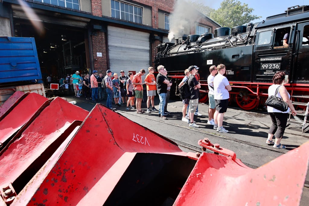 Volles Haus am ersten Tag des großen Festwochenendes zum 125. Geburtstag von Harzquer- und Brockenbahn. Auf dem Festgelände in Wernigerode waren vor allem die Führerstandsmitfahrten beliebt.