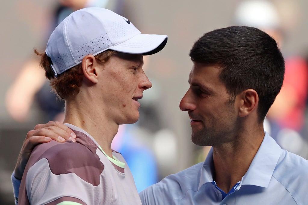 Novak Djokovic (r) äußert sich mit deutlichen Worten zum Doping-Wirbel um Jannik Sinner.