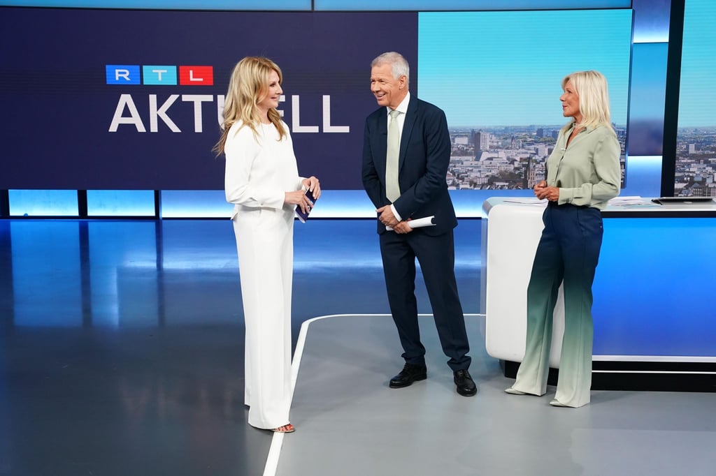Während der Abendnachrichten überrascht Frauke Ludowig die beiden Moderatoren Peter Kloeppel und Ulrike von der Groeben in ihrer letzten „RTL Aktuell“-Ausgabe.
