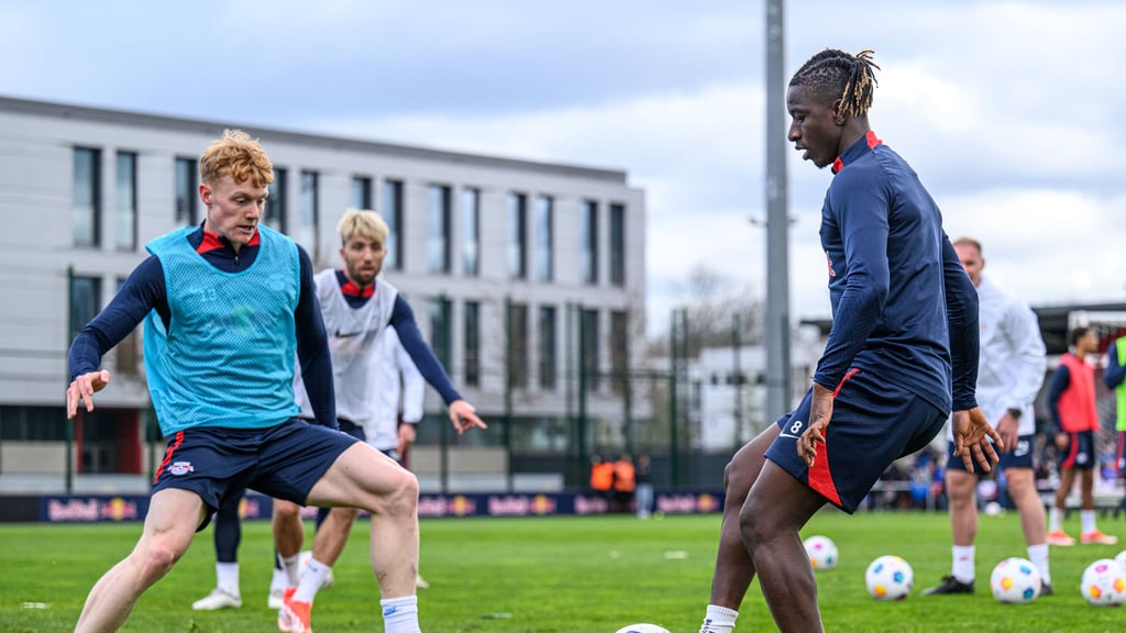 Amadou Haidara (r.), Nicolas Seiwald (l.)und Kevin Kampl im Training bei RB Leipzig.