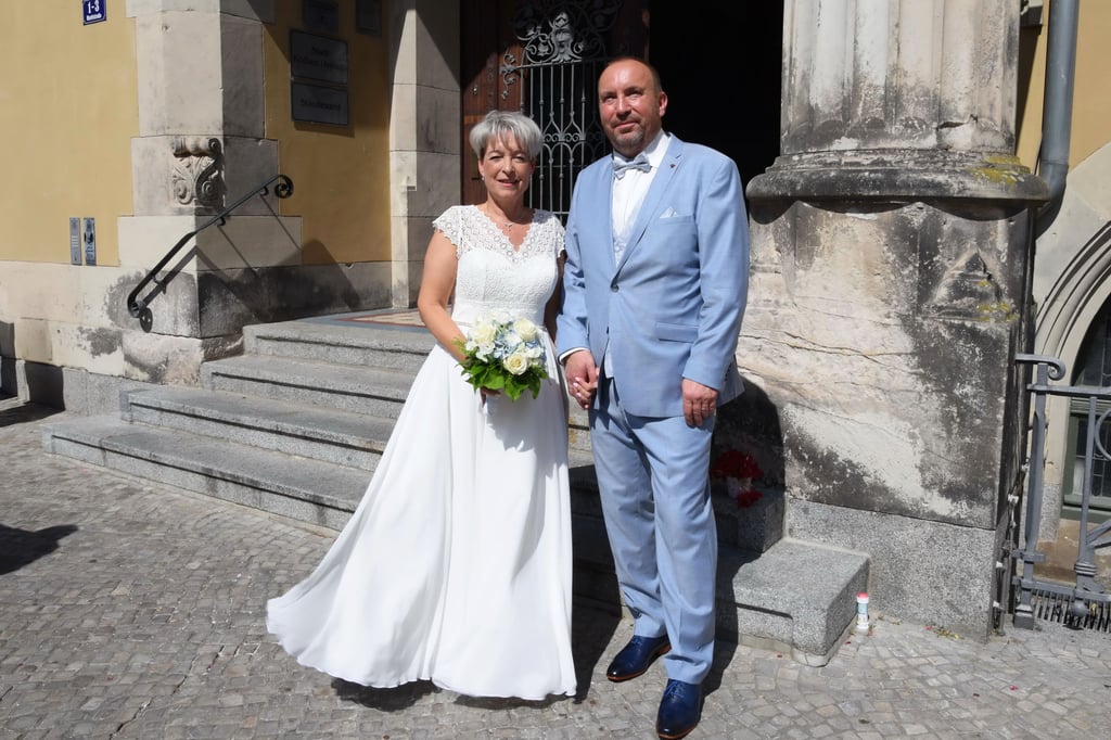 Nur in privatem Kreise sollte die Feier stattfinden. Deshalb war die Hochzeit der Köthener Oberbürgermeisterin Christina Buchheim vorher nicht bekannt gegeben worden. Trotzdem fanden sich am Sonnabend einige Gratulanten am Rathaus ein.