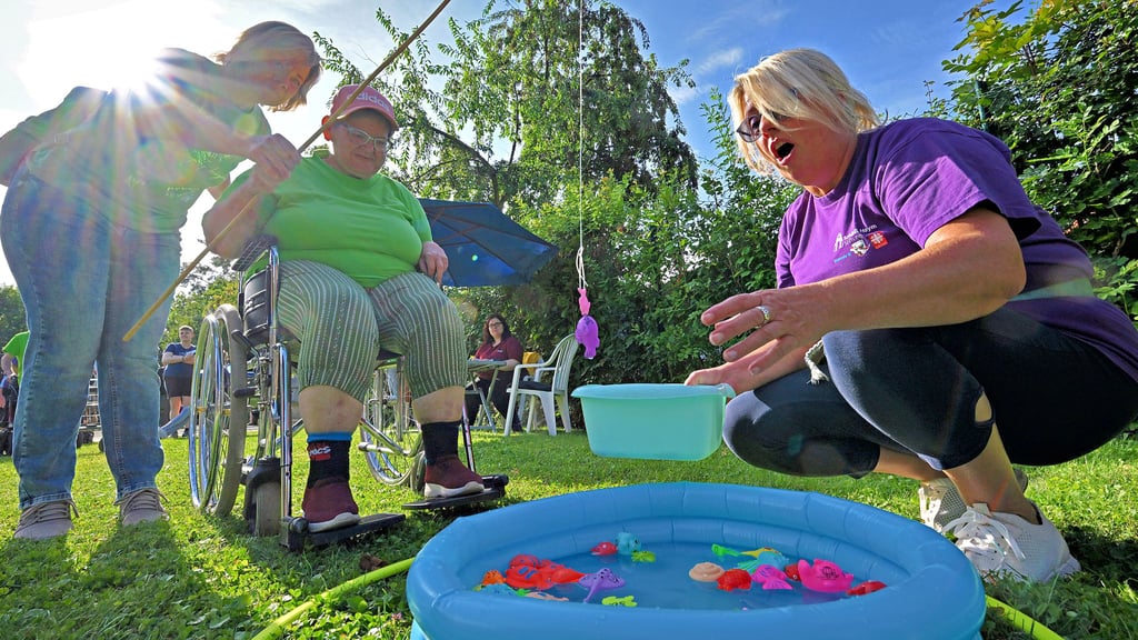 Wer angelt die meisten Fische? An der Spaßstation kommt es auf Partnerarbeit an. Sie gehört zum Sportfest der Schloß Hoym Stiftung.
