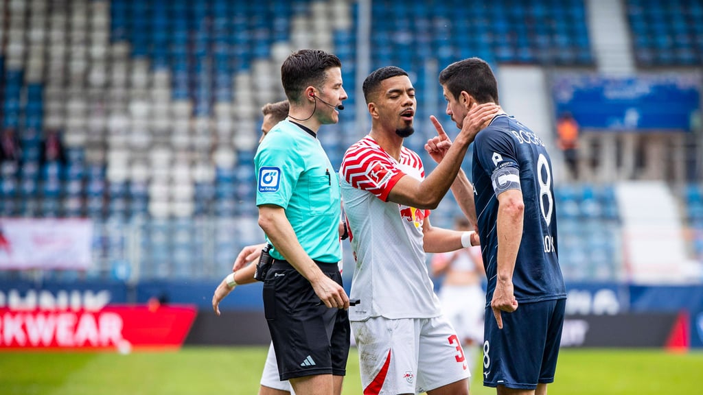 Anthony Losilla (r.) diskutiert mit RB-Profi Benjamin Henrichs.