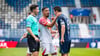 Anthony Losilla (r.) diskutiert mit RB-Profi Benjamin Henrichs.