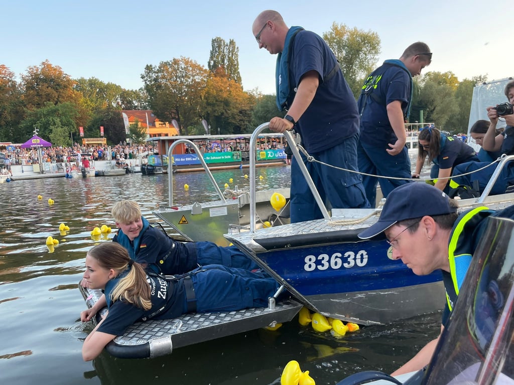 Am Ende des Entenrennens wurden die Enten wieder eingesammelt.