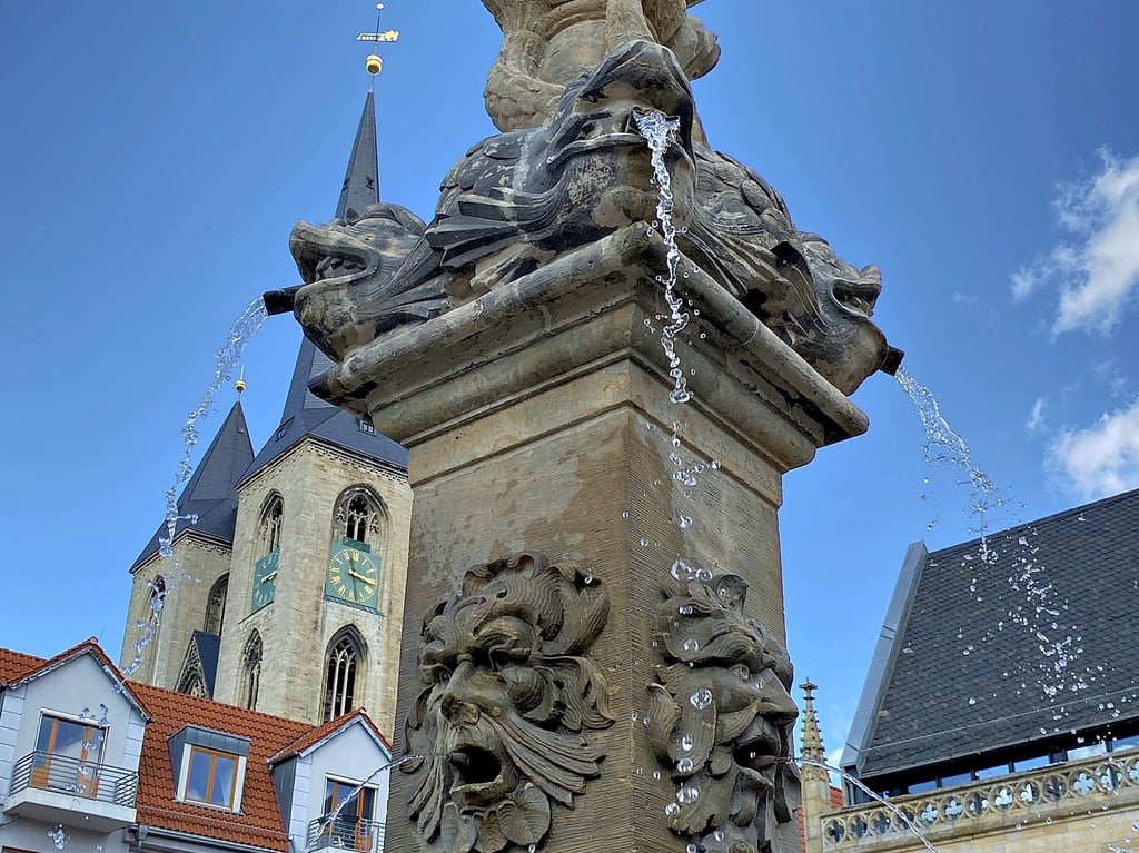 Der Holzmarktbrunnen in Halberstadt sprudelt wieder.