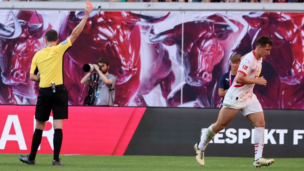 Schiedsrichter Benjamin Brand zeigt RB-Abwehrchef Willi Orban die Rote Karte.