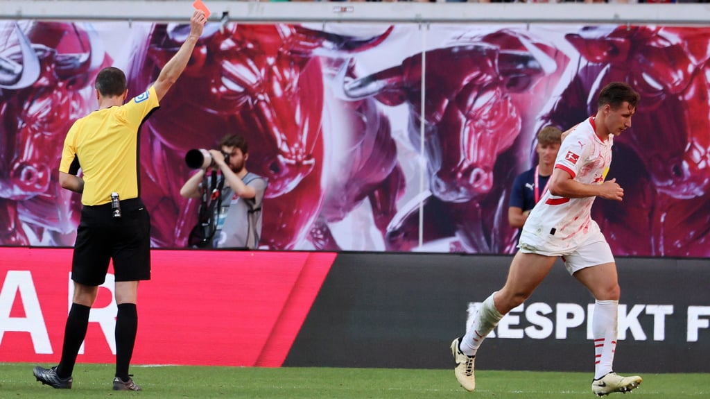 Schiedsrichter Benjamin Brand zeigt RB-Abwehrchef Willi Orban die Rote Karte.